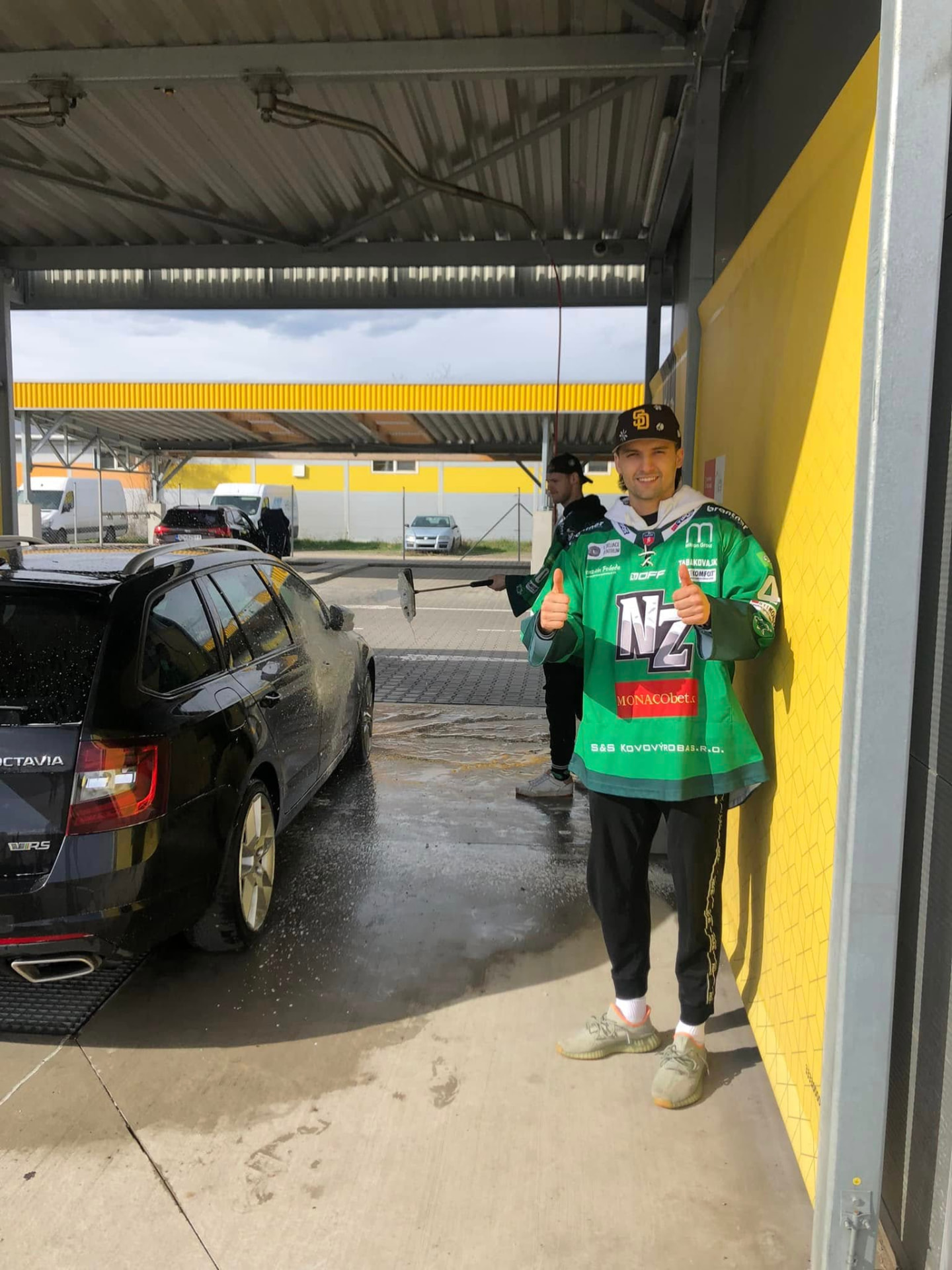 Zákazník pri umývaní auta v Umývárke Gúgska